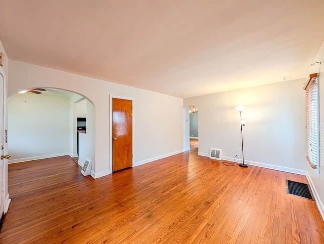 Foto del edificio - 631 Balmoral Ave