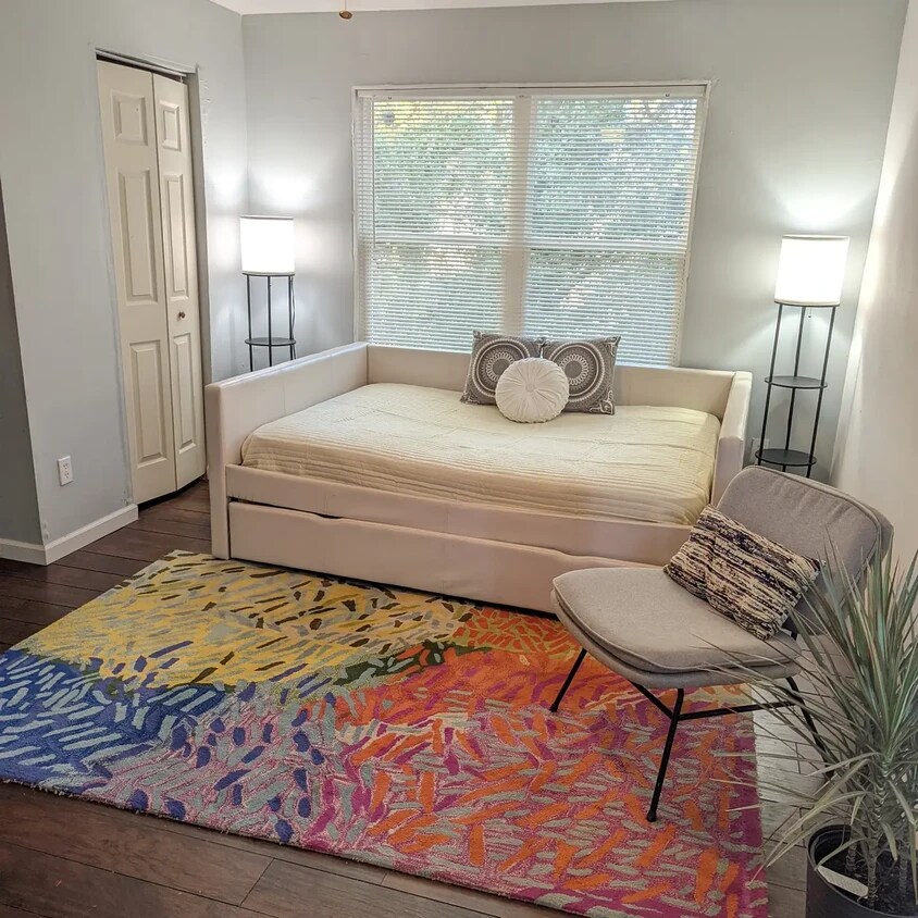 Day bed with twin trundle - 75 Griffin St NW