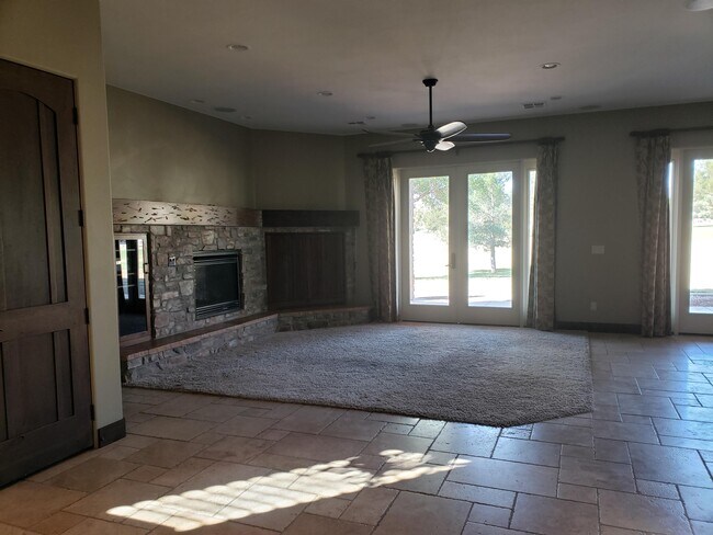 Foto del edificio - 1220 Yucca Cir