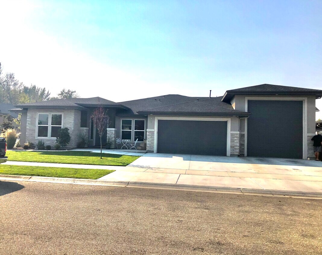 Foto principal - 143 S Vandries Ave
