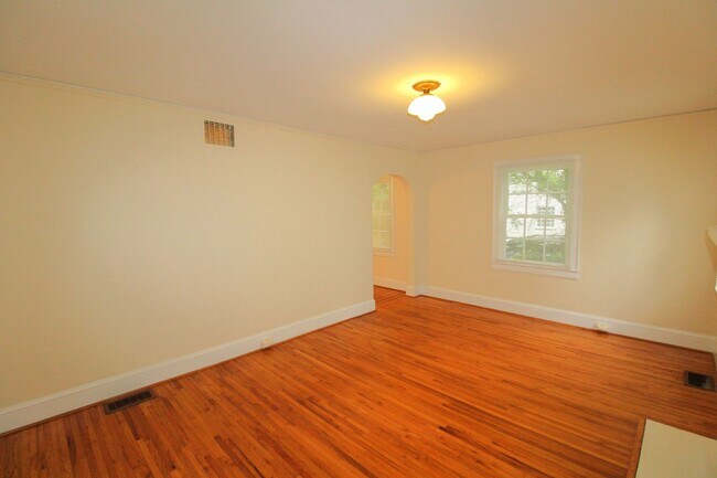 Photo - Charming 3 bedroom in Commonwealth! House