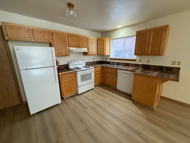 Foto del edificio - Close to COCC!  Townhouse, 2.5 Bath, W/D Hookups, Gas Fireplace, Water/Sewer Paid, Garage