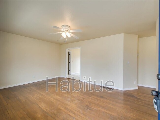 Foto del edificio - 4919 W Wylie Ln