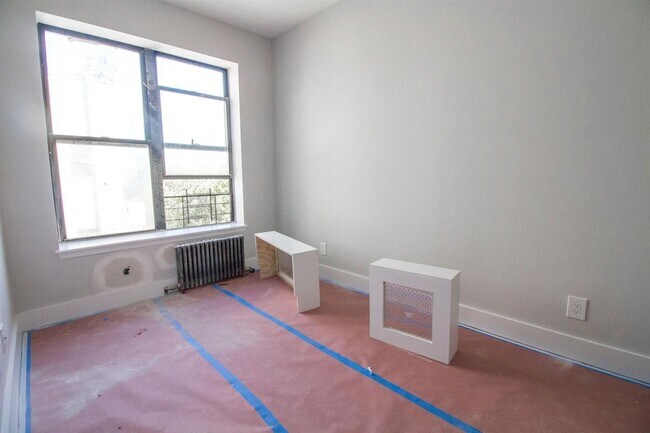 Building Photo - 680 Monroe St