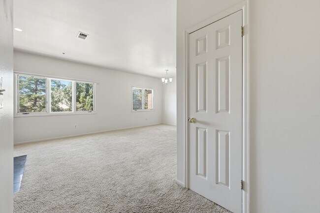 Foto del edificio - 4501 Regency Dr