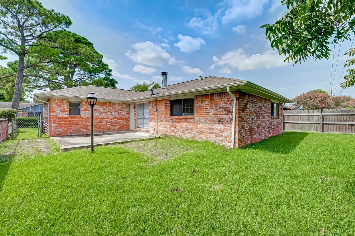 Building Photo - 4739 Parkland St