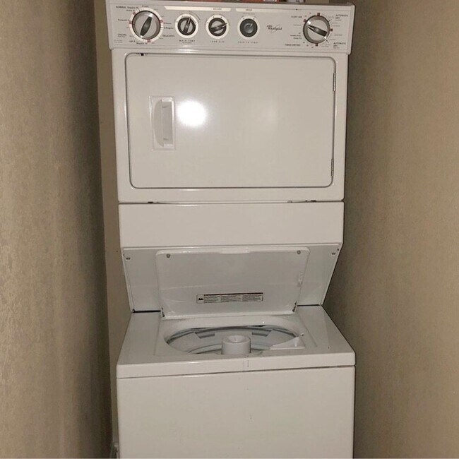 Foto del edificio - FALL 2026! 1 Bedroom Condominium just blocks from Kinnick and UIHC