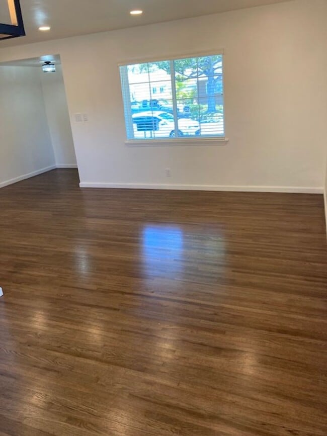 Building Photo - JUST REMODELED - 3 BEDROOM 1 BATH HOME IN ...