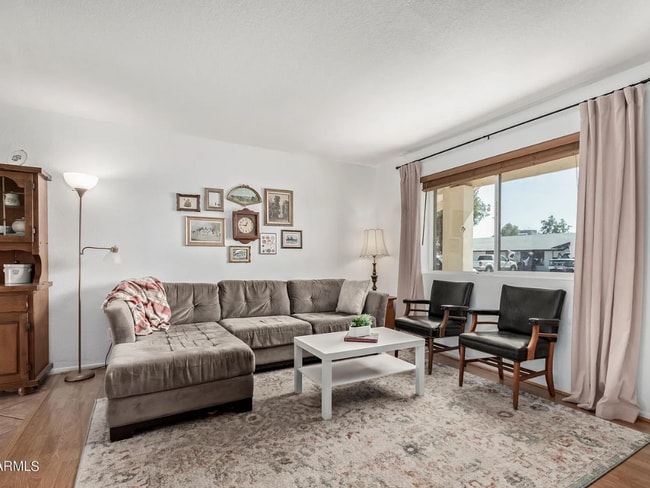 Large living room mesa arizona rental - 222 W Ivyglen St
