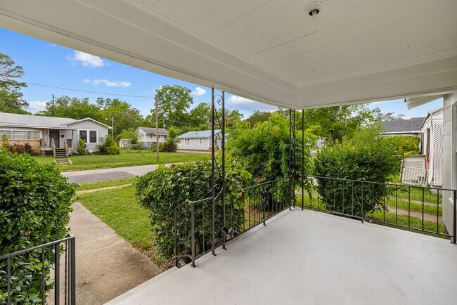 Building Photo - Charming 3 Bedroom, 2 Bathroom house