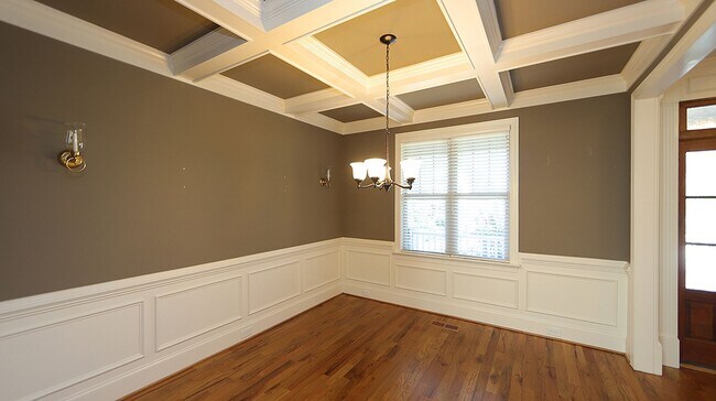 Foto del edificio - Lovely Heritage Home with Ideal Floorplan