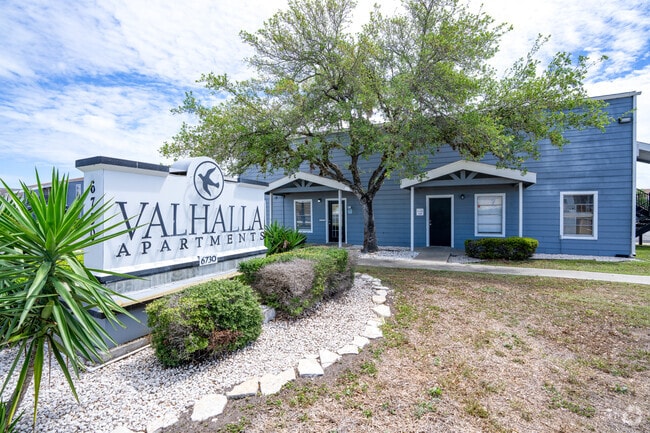 Building Photo - Beautiful, spacious property with an excellent location!