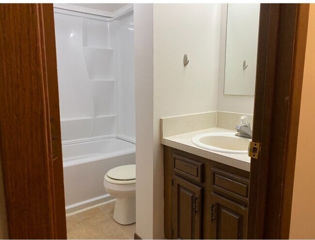 Full bath - 622 Portage Lakes Dr