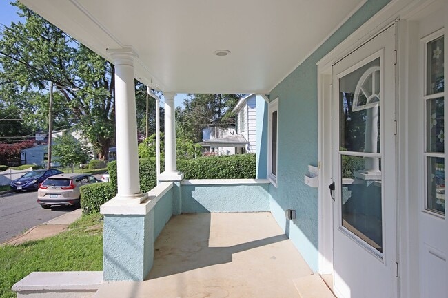 Building Photo - Spacious Downtown Home