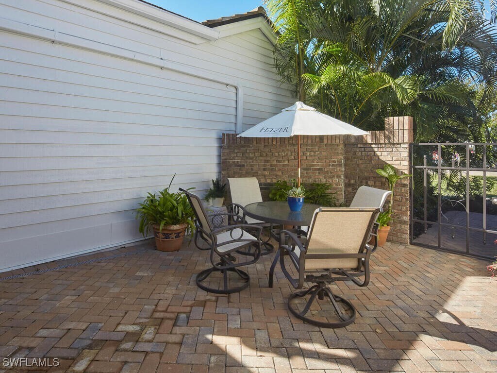 Foto principal - 575 Park Shore Dr