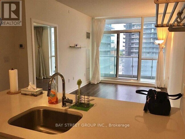 Photo du bâtiment - 62 Forest Manor Rd