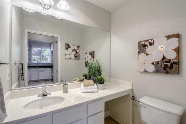Guest bathroom - 108 Bryant St