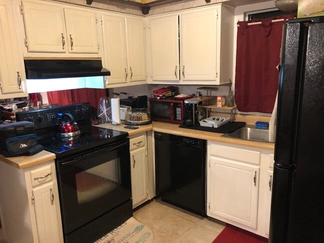 Kitchen - 13720 Chalmette Ave