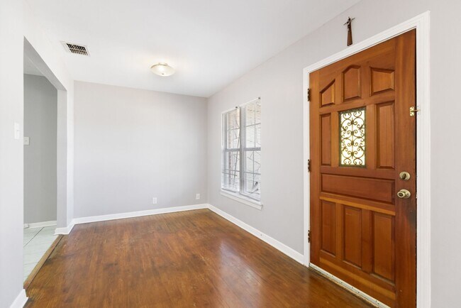 Foto del edificio - Charming Home Awaits: Spacious & Modern Living in a Prime Location