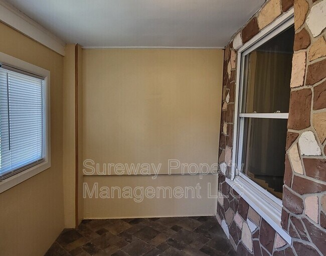 Foto del edificio - 12 Richardson Ave