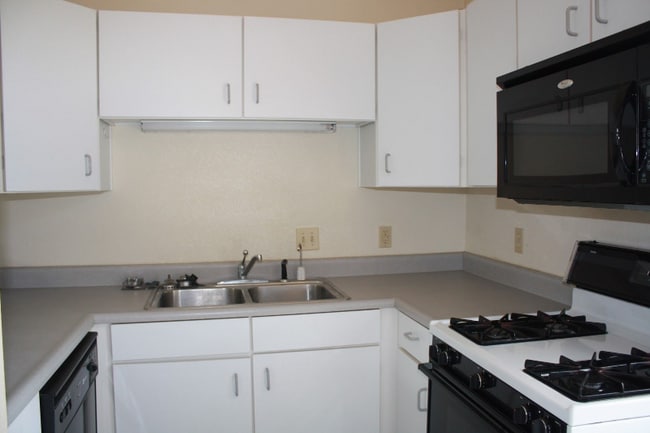 Building Photo - 118 E Ash St
