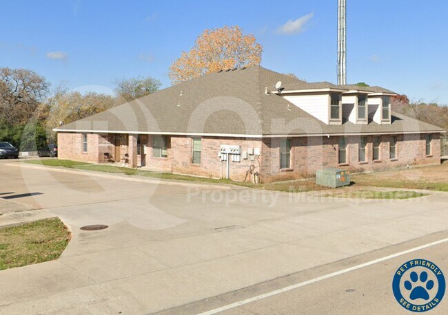 Building Photo - 2335 N Elm St