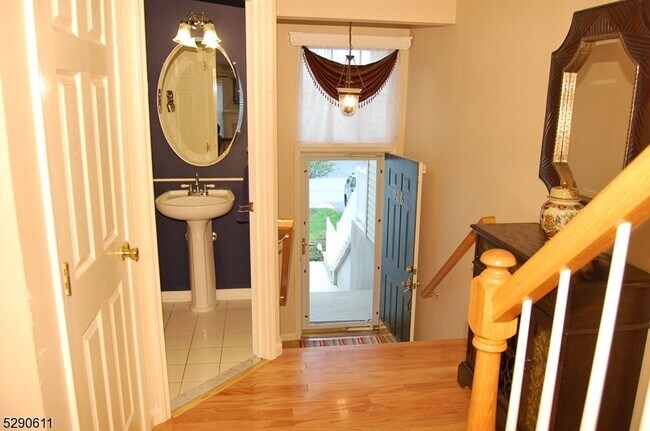 Foto del edificio - 906 Wendover Ct