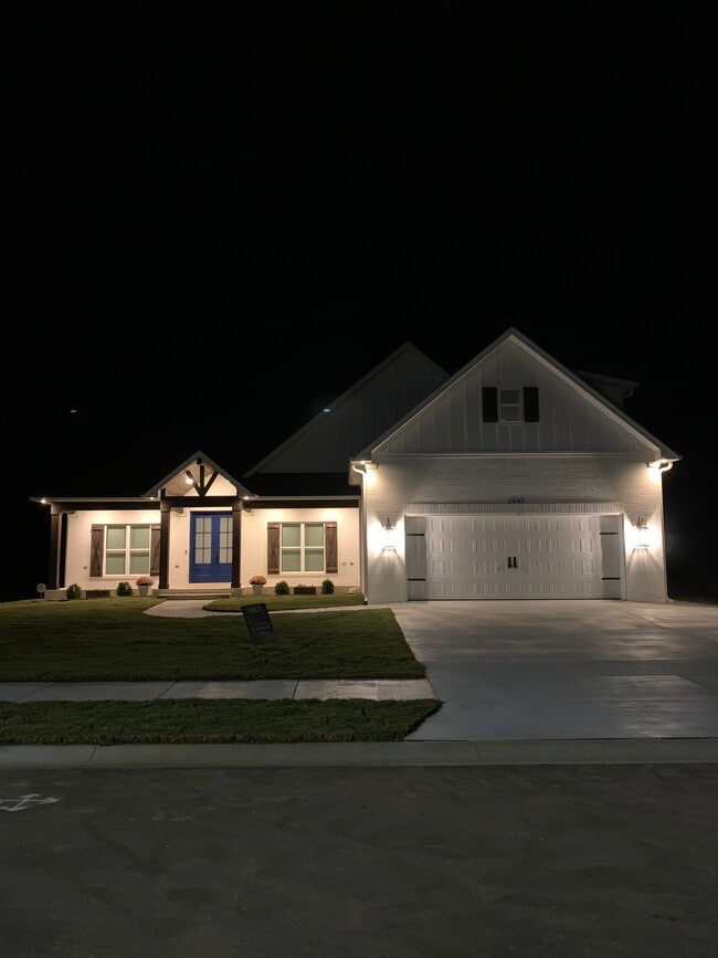 Building Photo - 2445 Lilac Dr