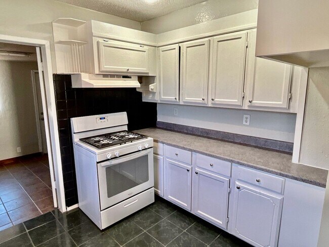Building Photo - Great 3 Bedroom 1 Bathroom Home Near the F...