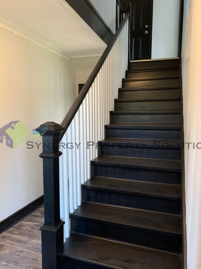 Building Photo - Large Colonial Style Home