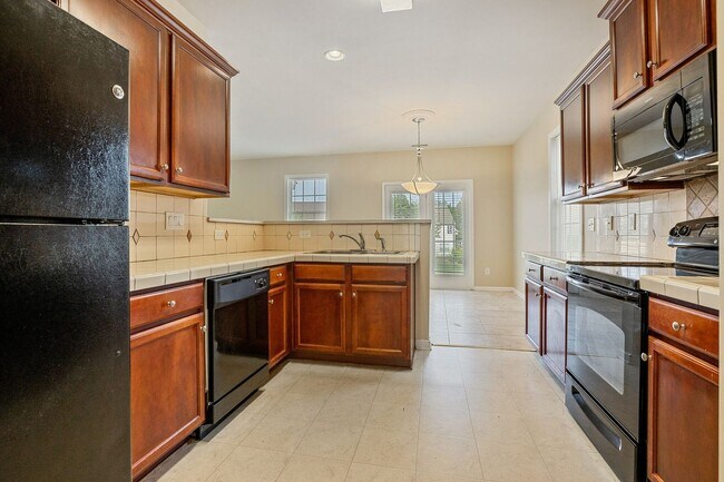 Building Photo - Spacious 4 bedroom, 2.5 bath Home Coming A...