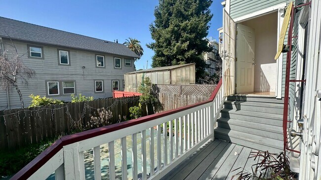 Foto del edificio - Spacious Upper Unit of a Duplex in Downtow...