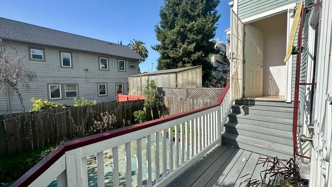 Building Photo - Spacious Upper Unit of a Duplex in Downtow...