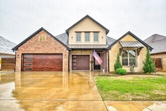 Building Photo - 4009 NE Realtree Dr