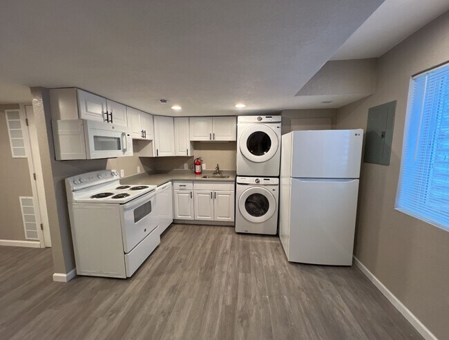 Foto del edificio - 3 Bed 1 Bath in Denver's Elyria Swansea Neighborhood