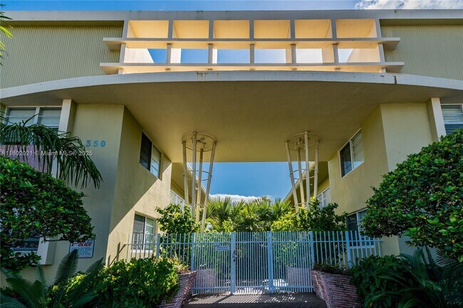Foto del edificio - 350 S Shore Dr