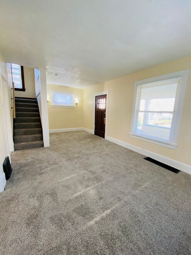 Building Photo - 1643 Edwards Ave NE