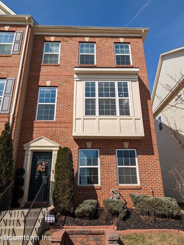 3 br, 3.5 bath House 5062 Judicial Way House Rental in Frederick