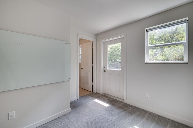Building Photo - Spacious 3 bedroom townhouse in West Seattle!
