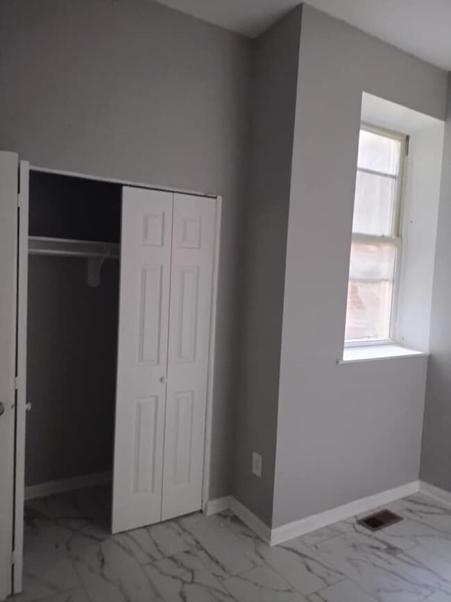 Building Photo - 2202 Brookfield Ave