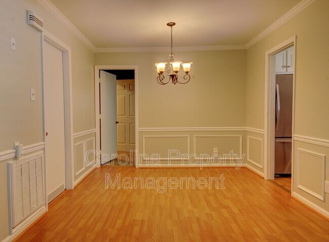 Foto del edificio - 6412 Tomahawk Ln