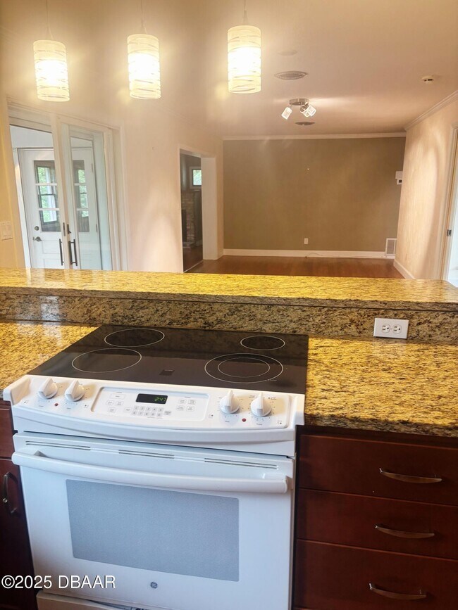 Building Photo - 19 Capri Cir