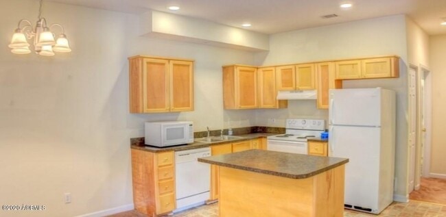 Building Photo - 2618 Holmes Dr