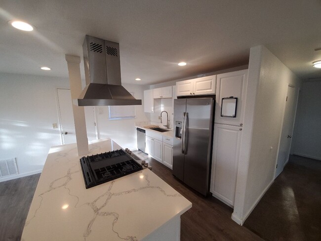 Building Photo - 3-bedroom home with remodeled kitchen and ...