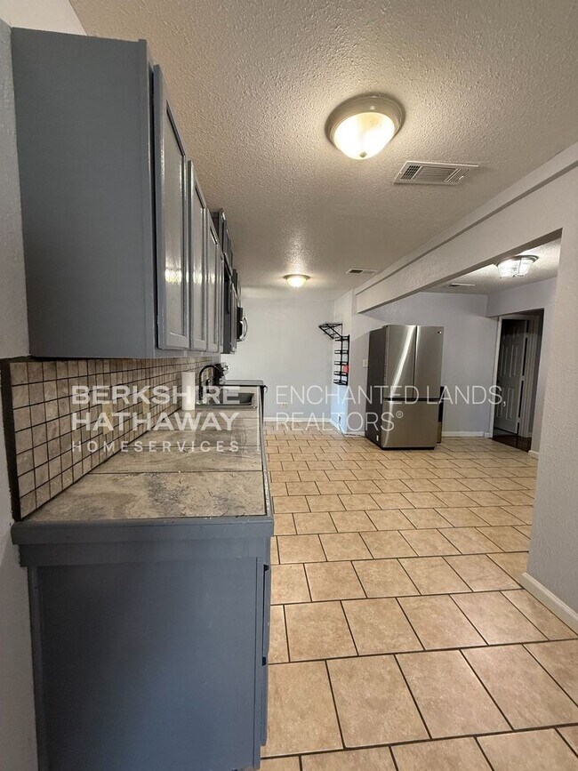 Foto del edificio - Spacious 3 Bed/2 Bath, second living area,...