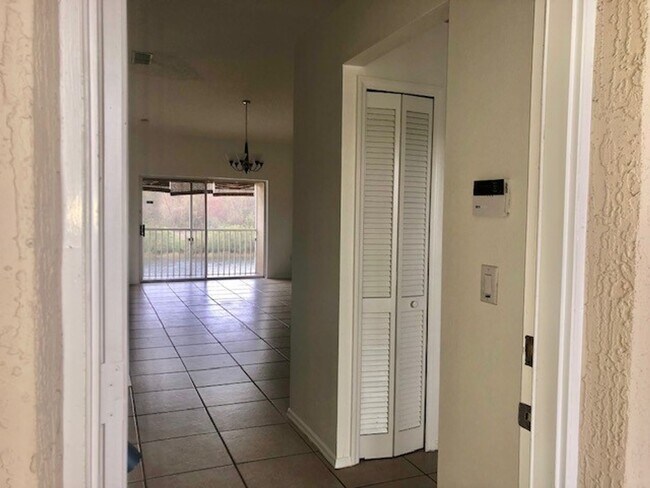 Foto del edificio - Nice 2X2 located on 2nd floor- Tile & laminate flooring! NO CARPET! Call today!! Tranquil water v...