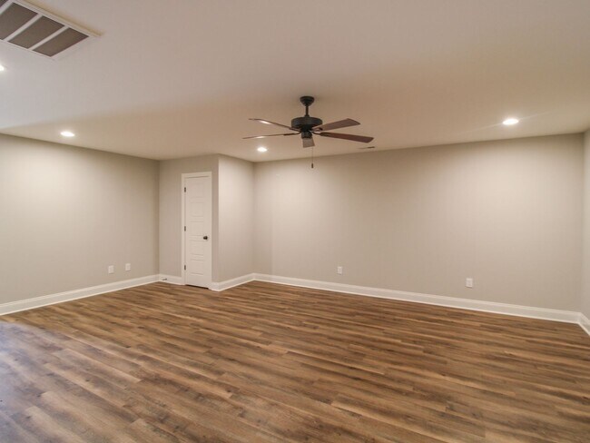 Foto del edificio - Nice Townhome in Athens City! $250 Amenity...