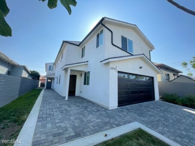Building Photo - 7 br, 4 bath Townhome - 1414 1/2 E 23rd St
