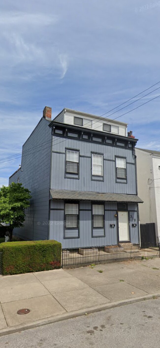 Foto del edificio - 319 W 10th St