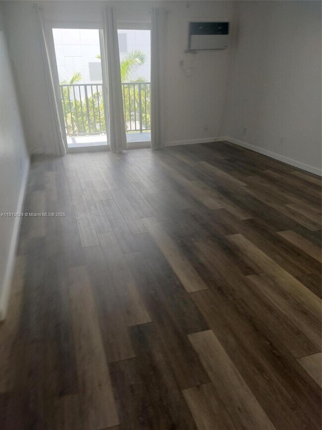 Foto del edificio - 3000 Riomar St